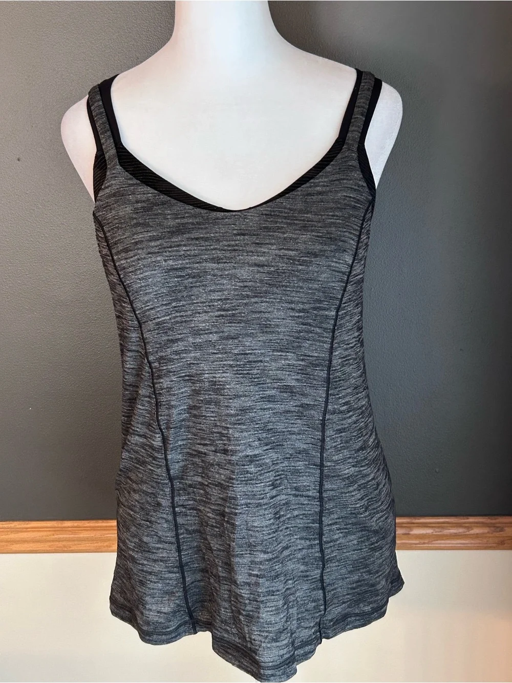 Lululemon Run For Gold Tank Top Size 8 Built In Bra Black Gray Racerback Layered